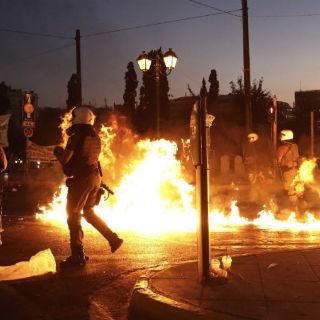 Estalla violencia frente a Parlamento griego por plan de austeridad