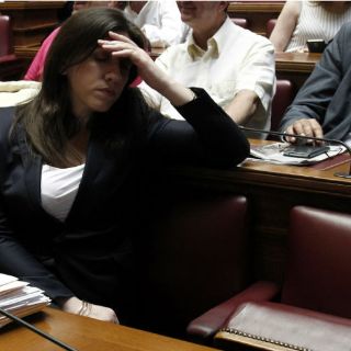 Parlamento griego aprueba ley de austeridad