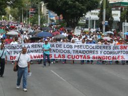 Fue después de las 18:00 horas, cuando los profesores liberaron la avenida Hidalgo y permitieron el paso de vehículos. EL INFORMADOR / R. Tamayo