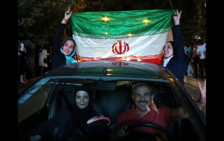 Iraníes celebran el acuerdo nuclear que se logró entre Irán y cinco potencias más. AFP / ARCHIVO