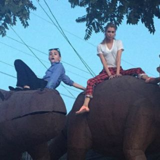 Miley Cyrus y su novia se divierten en Disneylandia