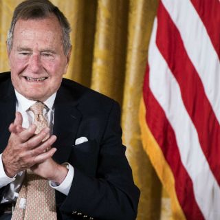 George H. W. Bush reporta buen estado tras fractura