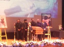 Armando Manzanero, Roberto Cantoral Z. y José Manuel Figueroa montan guardia de honor al cantante. TWITTER / @SACM_Oficial