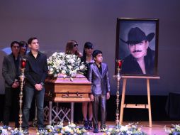 La exesposa del cantautor Joan Sebastian (2d) junto con sus hijos realizan una guardia de honor durante el homenaje. EFE / S. Gutiérrez