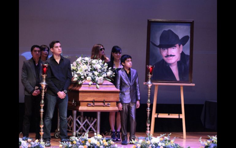La exesposa del cantautor Joan Sebastian (2d) junto con sus hijos realizan una guardia de honor durante el homenaje. EFE / S. Gutiérrez