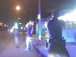 El video muestra los últimos momentos del enfrentamiento, cuando un agente grita, 'arriba las manos'. YOUTUBE / Los Angeles Times