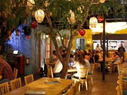 El lugar está decorado como un pintoresco barrio de antaño, ventanas y puertas de madera, árboles, plantas y grafiti ESPECIAL /