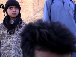 En el video se ve al menor con cuchillo en mano a un lado de un combatiente adulto del EI. TWITTER / @siteintelgroup