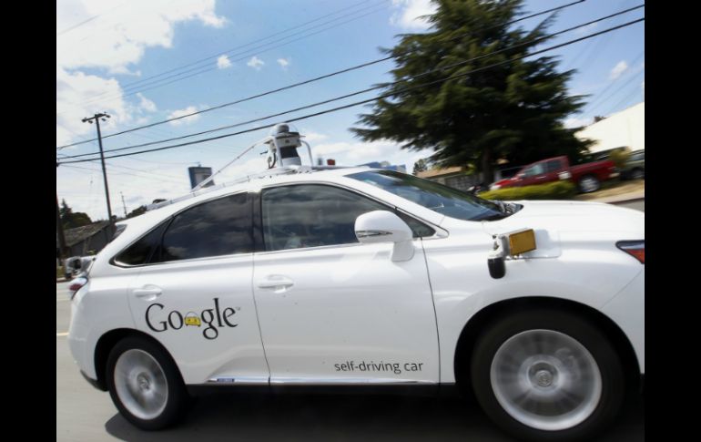 Aseguran que la camioneta es chocada por la parte de atrás mientras estaba estacionada. AP / T. Avelar