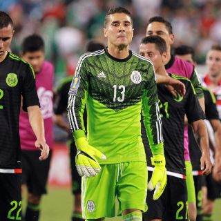 Jugadores del Tri atacan a medio; aficionados les reprochan