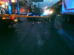 La unidad de la Policía Guadalajara arriba al lugar mientras el hurto se comete y son recibidos con disparos. EL INFORMADOR /