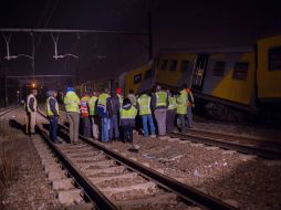 Los socorristas continúan en el lugar del accidente buscando a personas atrapadas entre los escombros de los trenes. AFP / J. Wessels