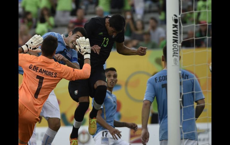 En un saque de esquina casi al final del partido, Jordan Silva remata y le da puntos a México. AFP / O. Torres