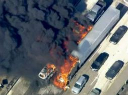 La autopista se encuentra cerrada mientras equipos de bomberos laboran en tierra y con helicópteros para controlar las llamas. AP / NBC