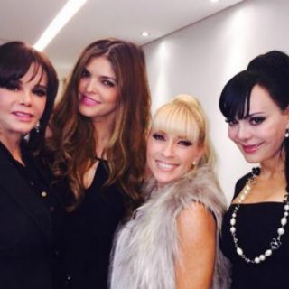 Famosas se toman fotos en el homenaje a Joan Sebastian