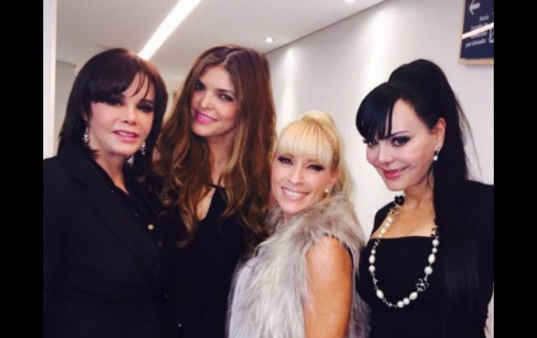 'Con mis hermosas, adoradas, talentosas y amigas del alma', escribe Méndez en su cuenta de Twitter. TWITTER / @LuciaMendezP