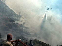 En el cielo de Neapoli se ha creado una gran capa de humo que ha hecho aumentar la temperatura y dificulta la respiración. AFP / A. Messinis