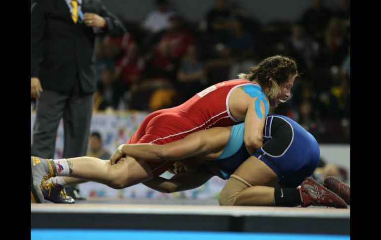 La mexicana Diana Miranda (Rojo) durante su combate contra la venezolana Maria Acosta (Azul). EFE / N. Ponce