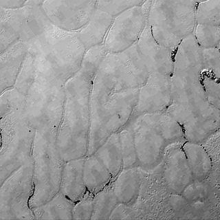 Descubren misteriosas llanuras heladas en la superficie de Plutón