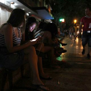 Cubanos abarrotan calles de la Habana por llegada de Internet