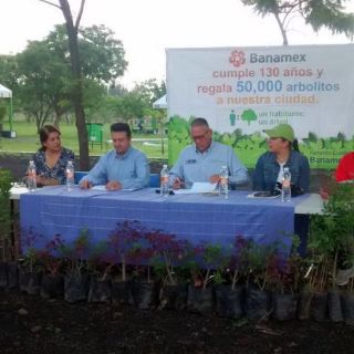 Extra AC planta 130 árboles en el Parque Metropolitano