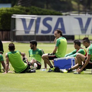 Carlos Vela y Oribe Peralta, de inicio contra Costa Rica