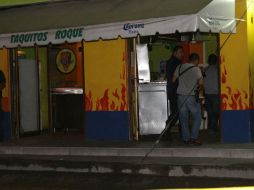 El comisario había llegado a cenar a una taqueria; cinco sujetos llegaron después. ESPECIAL /