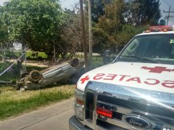 Paramédicos de la Cruz Roja y personal de Protección Civil procedieron a sacar del vehículo a los ocupantes. EL INFORMADOR /