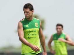 Ante las bajas de Van Persie y Falcao del Manchester, las estadísticas de 'Chicharito' mejoran. MEXSPORT / ARCHIVO