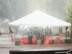 Esta tarde de sábado, la intensa lluvia trajo granizo en algunas colonias. En el centro, sólo causó conflictos viales. EL INFORMADOR / P. Pérez