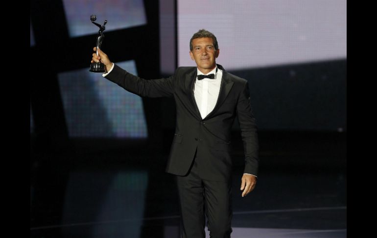 El actor Antonio Banderas recibe el premio Platino de Honor por toda su carrera en los Premios Platino del Cine Iberoamericano. EFE / J. Zapata