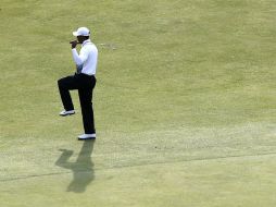 Ni la sombra. El golfista de Estados Unidos, Tiger Woods, camina en el hoyo 18 en St. Andrews. AFP / A. Dennis