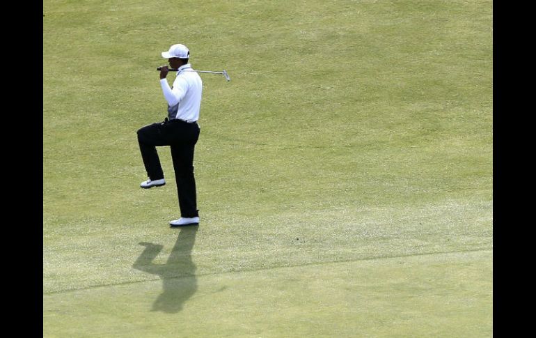 Ni la sombra. El golfista de Estados Unidos, Tiger Woods, camina en el hoyo 18 en St. Andrews. AFP / A. Dennis