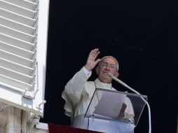 El Papa reza junto a miles de personas el Angelus, después de recordar su viaje sudamericano. AP / G. Borgia