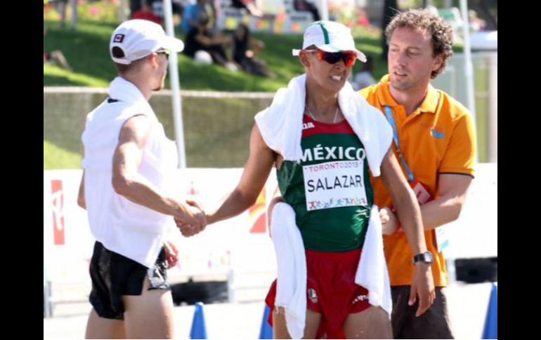 Salazar tuvo que ser atendido luego de cruzar la meta, pues se desvaneció. TWITTER / @COM_Mexico