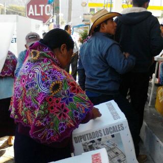 Oaxaqueños vandalizan alcaldía de Chiapas