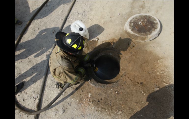 La tubería subterránea que causó la fuga, fue corregida y los vecinos pudieron volver a sus viviendas dos horas y media después. EL INFORMADOR / ARCHIVO