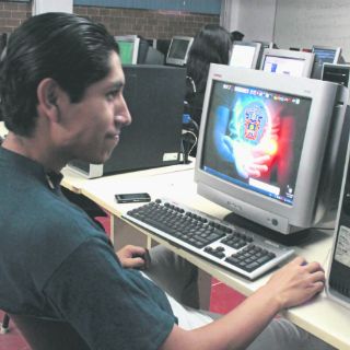 Egresados se integran rápido al mercado laboral