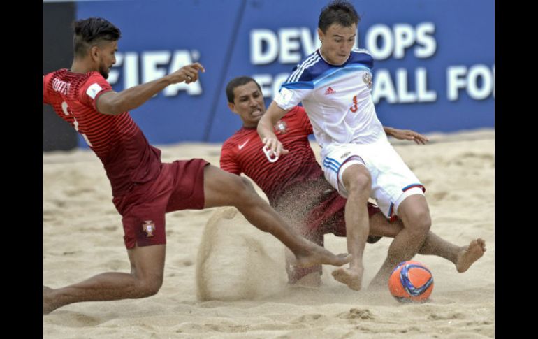 Alan, al centro de la jugada, consiguió el tanto definitivo del partido. EFE / F. Veludo