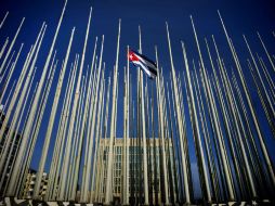 La Habana. La bandera de Cuba ondea frente al edificio de la Sección de Intereses de Estados Unidos. AP / R. Espinosa