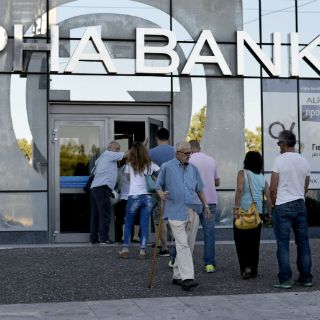 La banca griega reabre, pero opera con restricciones