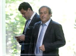Tras los escándalos de Josep Blatter, el ex jugador francés Michel Platini (d) es el favorito a heredar la dirección de la FIFA. AFP / F. Cofrinni