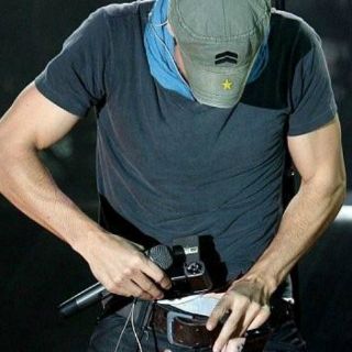 Enrique Iglesias se toma 'selfie' de sus partes íntimas