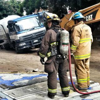 Pipa de gas se hunde en obras de López Cotilla