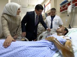 El primer ministro turco, Ahmet Davutoglu y su esposa, Sare Davutoglu visitan a una de las víctimas de la explosión en el hospital. AP / H. Sagirkaya