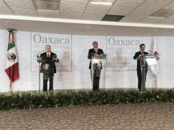 Emilio Chuayffet (i), Gabino Cué (c) y Eduardo Sánchez (d), tras el anuncio de la creación del nuevo instituto de educación en Oaxaca. YOUTUBE / Presidencia de la República