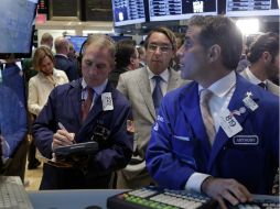 El Nasdaq, de dominante tecnológica bajó 10.74 puntos. AP / ARCHIVO