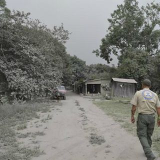 Entregan apoyos a comunidades afectadas por volcán El Colima