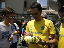 Alberto Contador firma autógrafos durante la jornada de descanso de ayer. AFP / K. Tribouillard