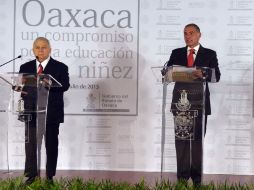 Emilio Chauyffet (izquierda) y Gabino Cué (derecha) anunciaron los cambios al IEEPO. NTX /